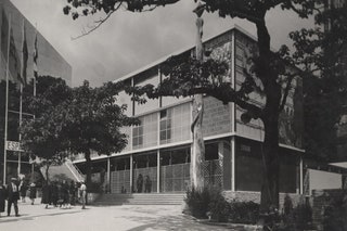 Испанский павильон на Всемирной выставке в Париже. Архитекторы — Жозеп Льюис Серт и Луис Лакаса Наварро 1937.