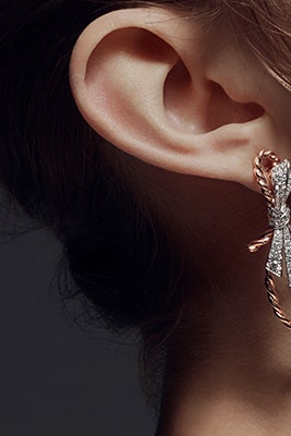 Коллекция украшений Chaumet Insolence двуцветные бантики с бриллиантами | Vogue