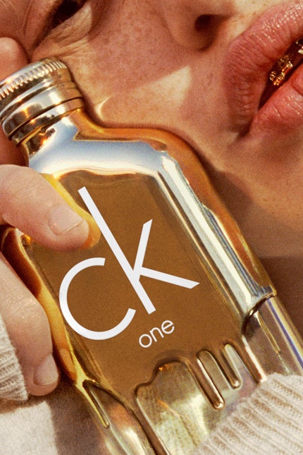 Ck One Gold аромат во флаконе в форме фляжки облитой жидким золотом | Vogue