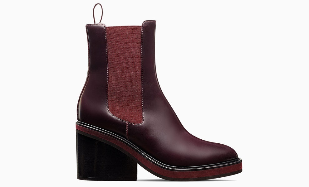 Ботильоны Hermès бордового цвета на толстой подошве и устойчивом каблуке | Vogue