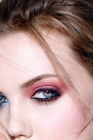 Разноцветный макияж глаза разного цвета как на показах Dior | Vogue
