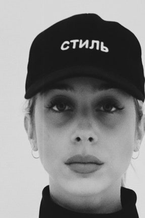 Модные кепки с надписями на русском где купить и с чем носить | Vogue