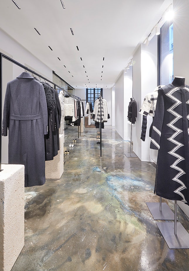 Временный бутик Chanel открылся в Hôtel Amelot de Bisseuil в Париже | Vogue