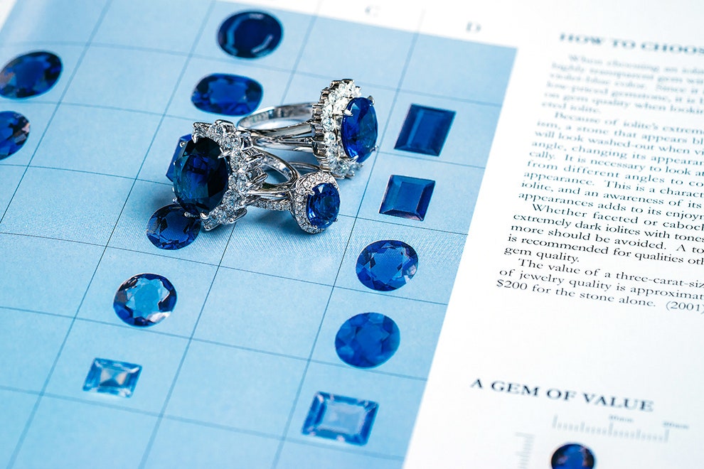 Коктейльные кольца Rodery из серии Burmese в виде цветов из драгоценных бриолетов | Vogue