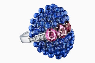 Кольцо из белого золота с розовыми и синими сапфирами и бриллиантами.