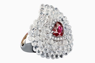 Кольцо из белого и розового золота с бриллиантами и рубином.