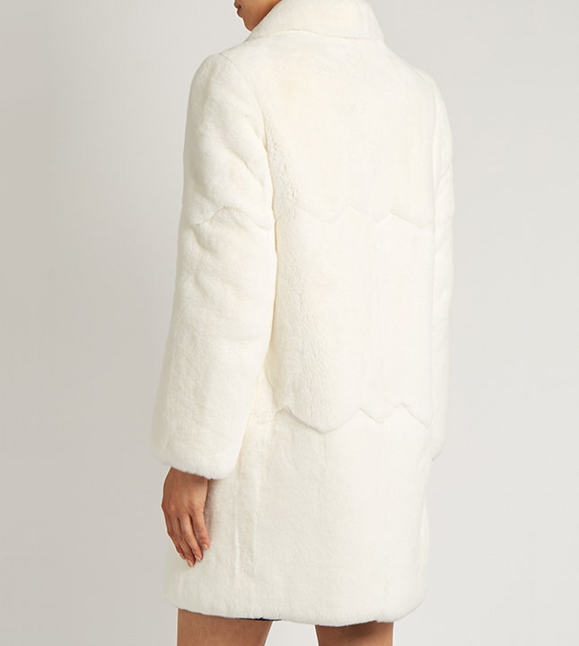 Шуба Miu Miu из кроличьего меха белого цвета с пуговицамипомпонами | Vogue