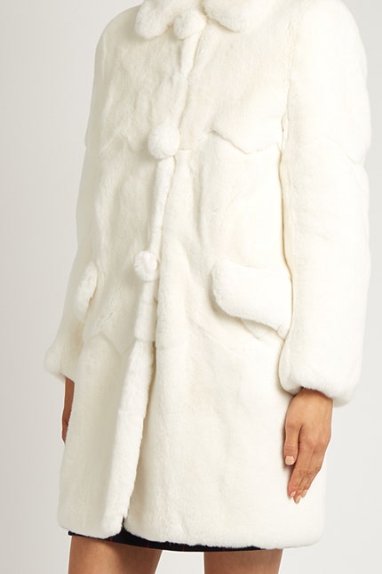 Шуба Miu Miu из кроличьего меха белого цвета с пуговицамипомпонами | Vogue