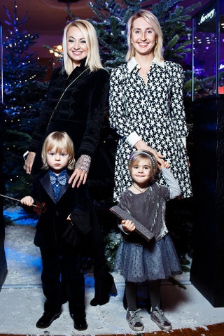 Яна Рудковская с сыном Александром и Оксана Бондаренко с дочерью Мией.