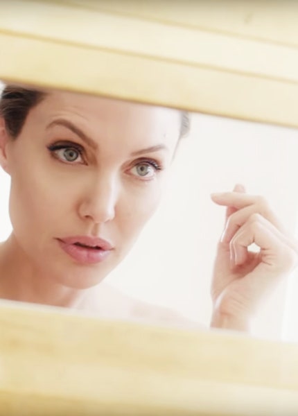 Анджелина Джоли в рекламе аромата Mon Guerlain кадры из рекламной кампании | Vogue