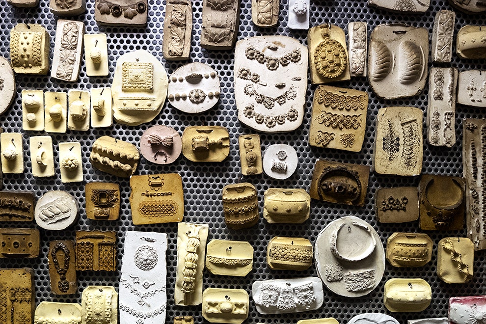 Экскурсия в мастерские Buccellati в Милане как делают украшения из золотого шелка и кружева | Vogue