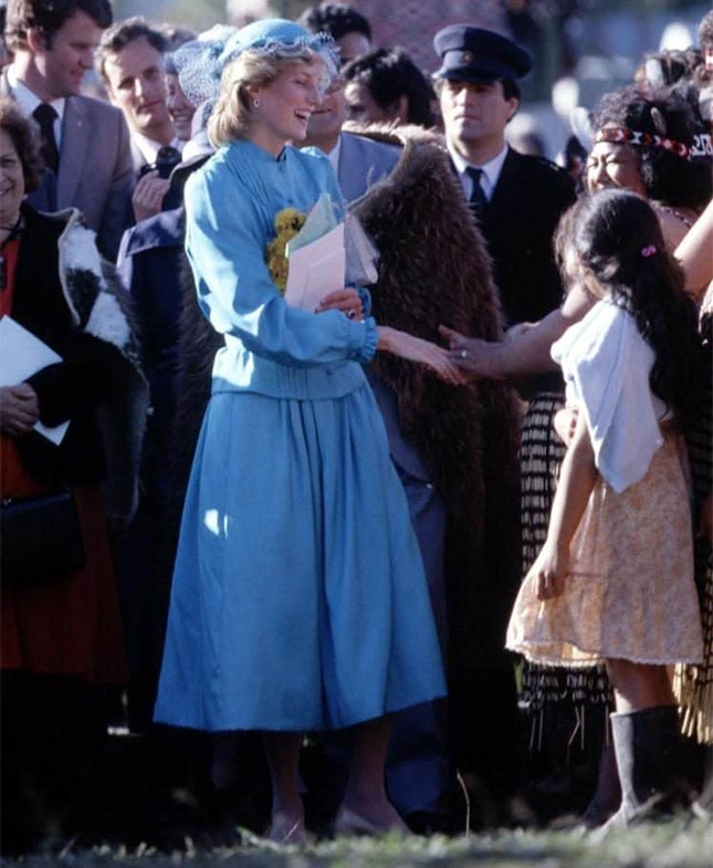 Платья принцессы Дианы выставлены на продажу три наряда из эпохи 80х | Vogue