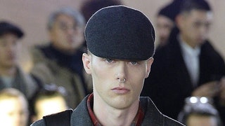 Мужские аксессуары с модных показов кепки борсетки шлепки в стиле 90х | Vogue