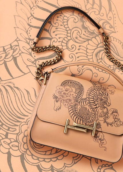 «Татуированная» коллекция Tod's рисунки Сайры Ханджан на кожанках сумках мокасинах | Vogue