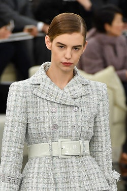 Новый силуэт Chanel вдохновленный скульптурой Альберто Джакометти «Женщиналожка» | Vogue