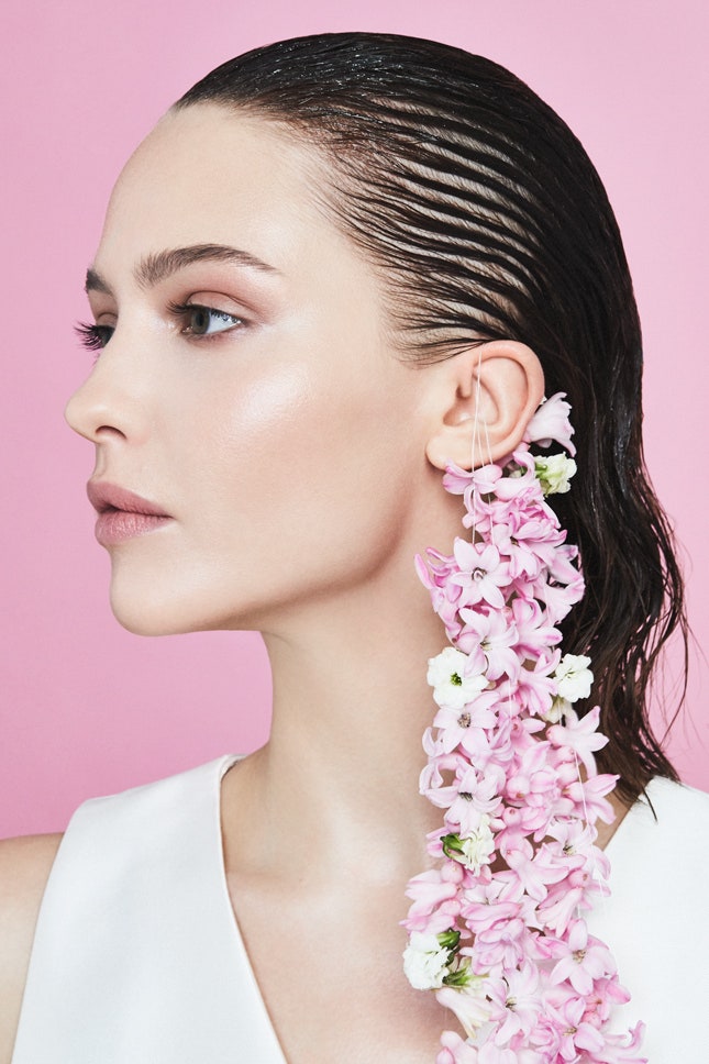 Актриса Юлия Хлынина представила аромат Turbulences от Louis Vuitton | Vogue