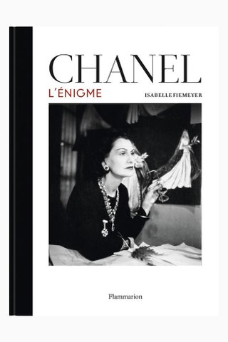 Подробная биография дизайнера проливающая свет на ее загадочную фигуру. Chanel The Enigma 29.95 waterstones.com.