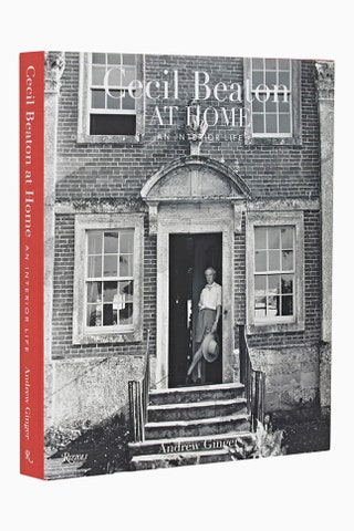 Иллюстрированная биография одного из первых фотографов Vogue. Cecil Beaton at Home An Interior Life 85 barneys.com.