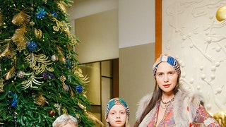 Новогодняя елка Cartier фото московских модниц с детьми в бутике марки на Петровке | Vogue