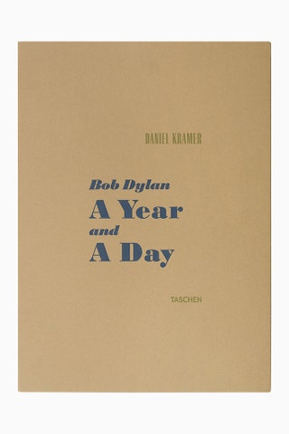 Очень красивая книга посвященная лауреату Нобелевской премии. Bob Dylan A Year and A Day 700 barneys.com.