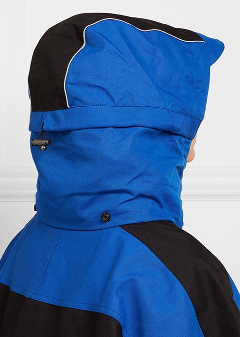 Лыжную парку Balenciaga можно носить как обычную куртку и спустив с плеч | Vogue