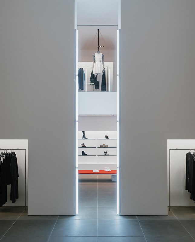 Ньюйоркский бутик Calvin Klein к Рождеству оформили неоновой инсталляцией Дэна Флавина | Vogue
