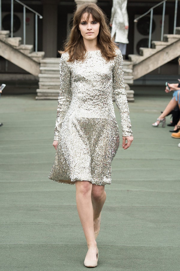 Платье Walk of Shame из серебристых пайеток наряд для новогодней ночи | Vogue