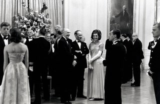 Жаклин Кеннеди на ужине в честь нобелевских лауреатов 1962.