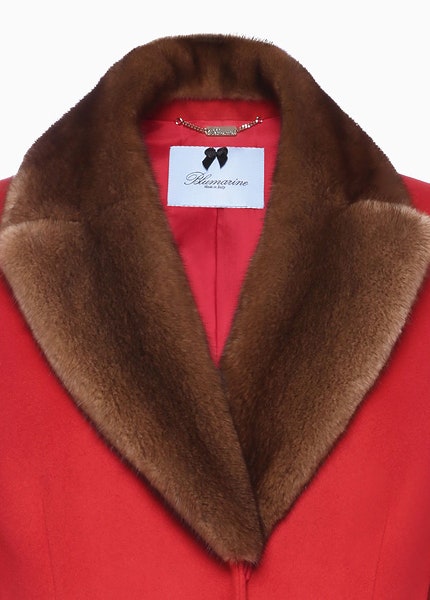 Красное пальто Blumarine с меховой отделкой из рождественской коллекции бренда | Vogue