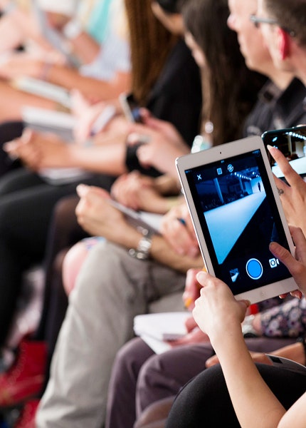 Линзы для защиты глаз от экранов смартфонов планшетов и компьютеров | Vogue