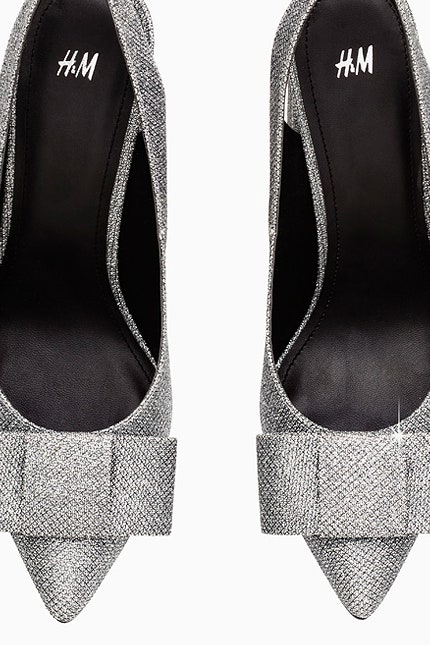 Туфли HM блестящие лодочки с бантом на устойчивом каблуке из новогодней коллекции | Vogue