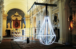 Световая инсталляция художника Banks Violette в Museo Civico Diocesano di S. Maria dei Servi 2008.