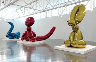 Скульптуры лебедя обезьяны и кролика Джеффа Кунса выполненные в виде фигур из воздушных шаров.