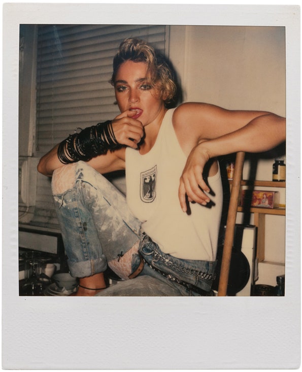 Madonna 66 лимитированный альбом с фото юной Мадонны снятыми на полароид | Vogue