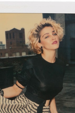 Madonna 66 лимитированный альбом с фото юной Мадонны снятыми на полароид | Vogue