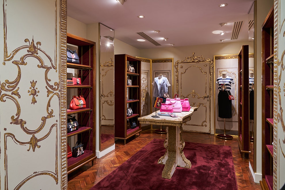 Новый бутик Dolce  Gabbana в Париже на улице ФобурСентОноре | Vogue