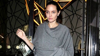 Монохромные образы Анджелины Джоли наряды черного серого и белого цветов | Vogue