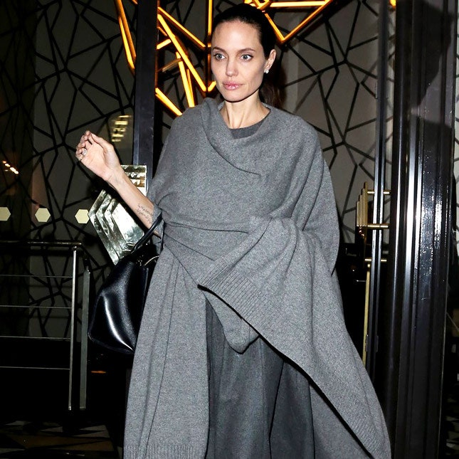 Неуловимая Анджелина Джоли и ее монохромный гардероб