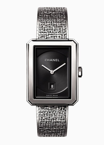 Часы Chanel BoyFriend на стальном браслете с фактурой под твид | Vogue