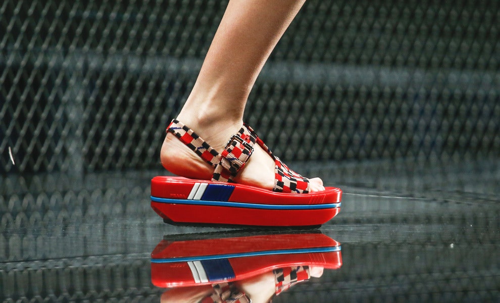 Лучшая обувь на Неделе моды в Милане спортивные сандалии шлепки тапочки босоножки | Vogue