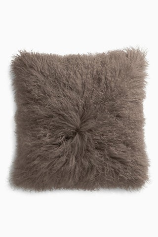 Наволочка из овечьей шкуры Crate  Barrel 189 crateandbarrel.com.