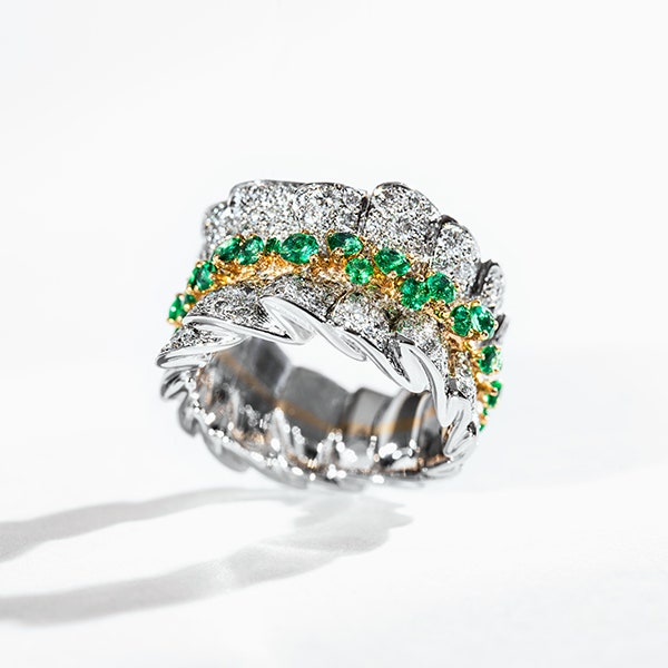 Зеленый цвет: специальные версии культовых украшений Dior