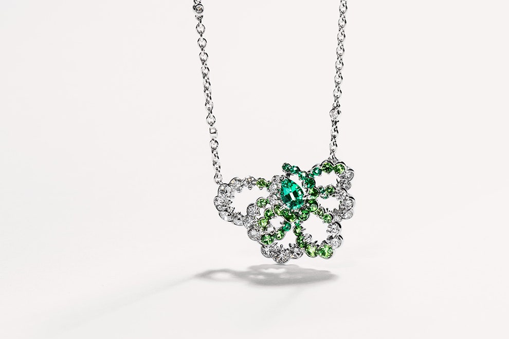 Dior Joaillerie миниколлекция часов и украшений с зелеными камнями | Vogue