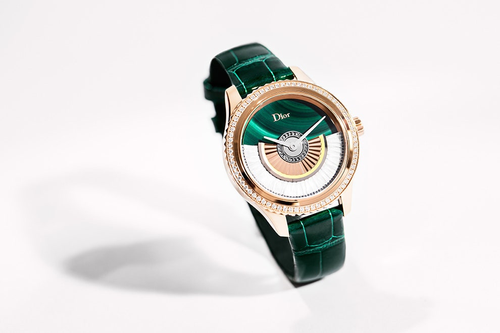 Dior Joaillerie миниколлекция часов и украшений с зелеными камнями | Vogue