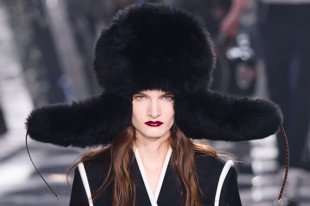 Модные женские меховы шапки лучшие модели от Dolce  Gabbana Louis Vuitton Fendi | Vogue