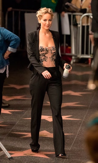 Дженнифер Лоуренс в корсете Dolce  Gabbana в ЛосАнджелесе.