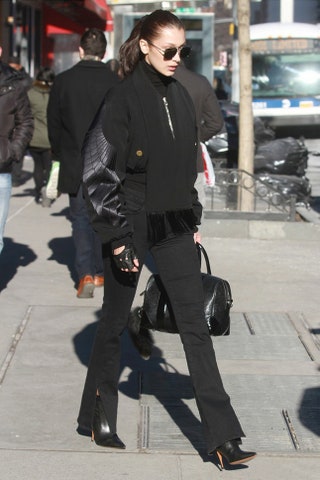 Белла Хадид в бомбере Givenchy и джинсах 3x1 в НьюЙорке.