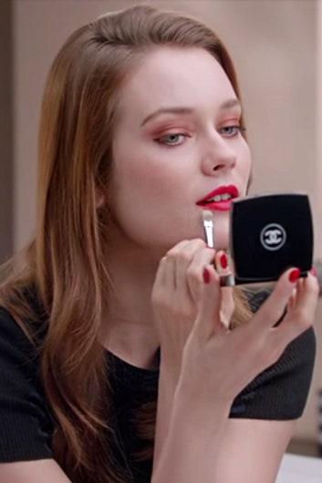Модный макияж в красных тонах видео урок от визажиста Chanel | Vogue