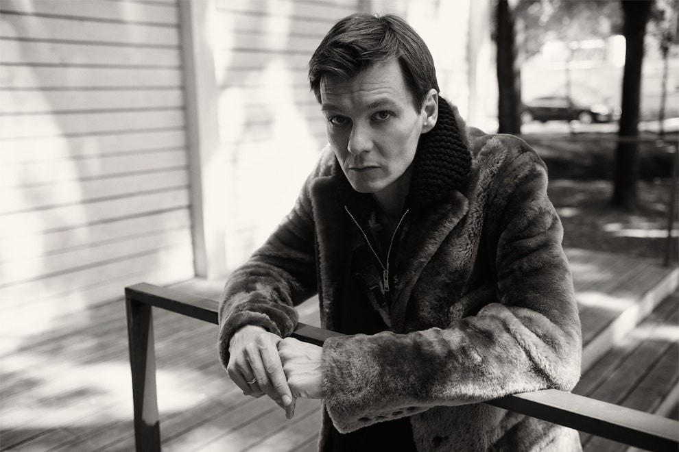 Филипп Янковский оставил режиссерское кресло чтобы вернуться к актерской профессии | Vogue