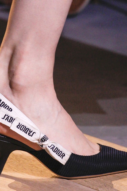 Чернобелые туфли с бантами модные модели от Chanel Gucci Manolo Blahnik | Vogue